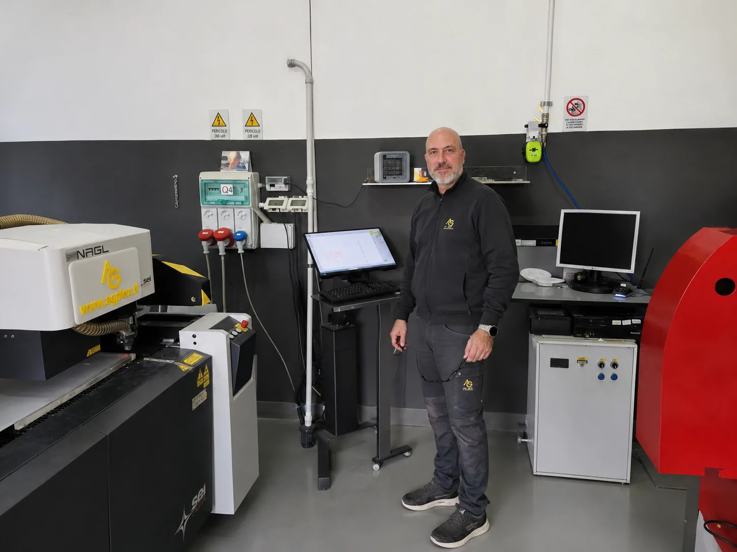Giuseppe Gentile, socio e responsabile di produzione Agplex, nella zona taglio