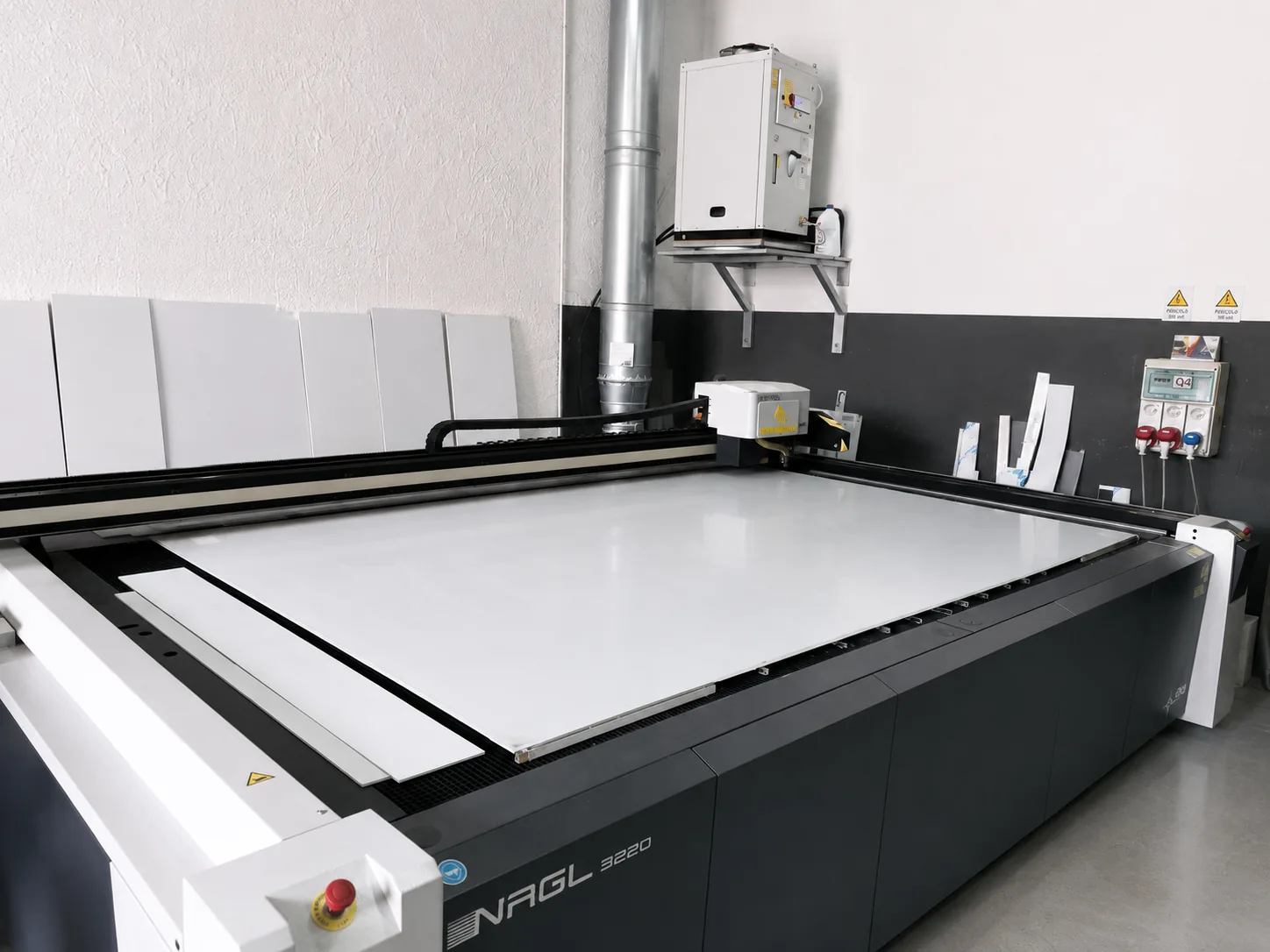 Macchina per il taglio laser nel laboratorio Agplex di Marsala